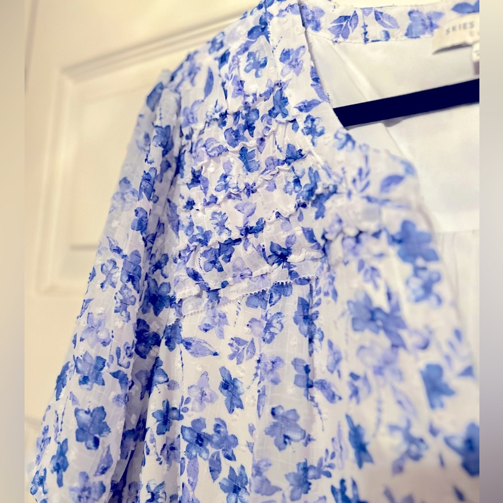 Skies are Blue -blue and white short sleeve blouse with flutter sleeves Size 2X - Picture 2 of 6